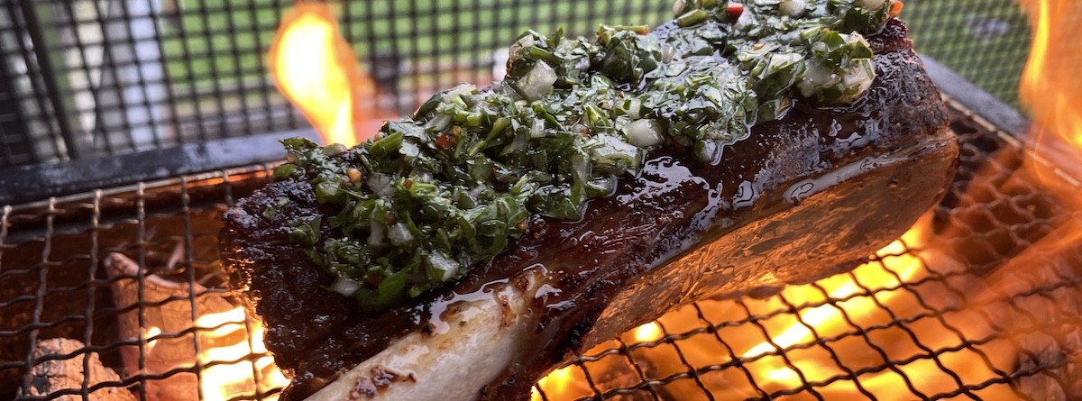 Sous vide gegaarde beef ribs met chimichurri