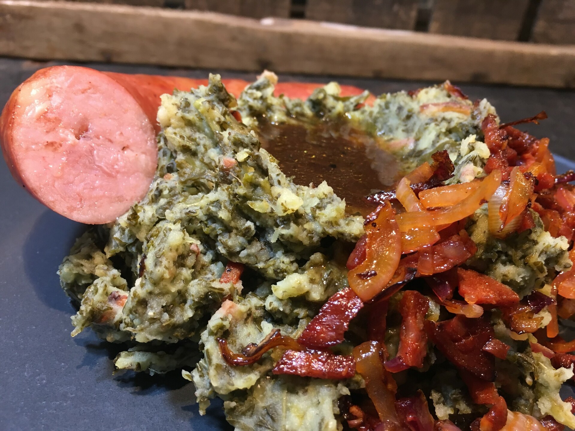 Stamppot boerenkool met chorizo en gebakken rookworst