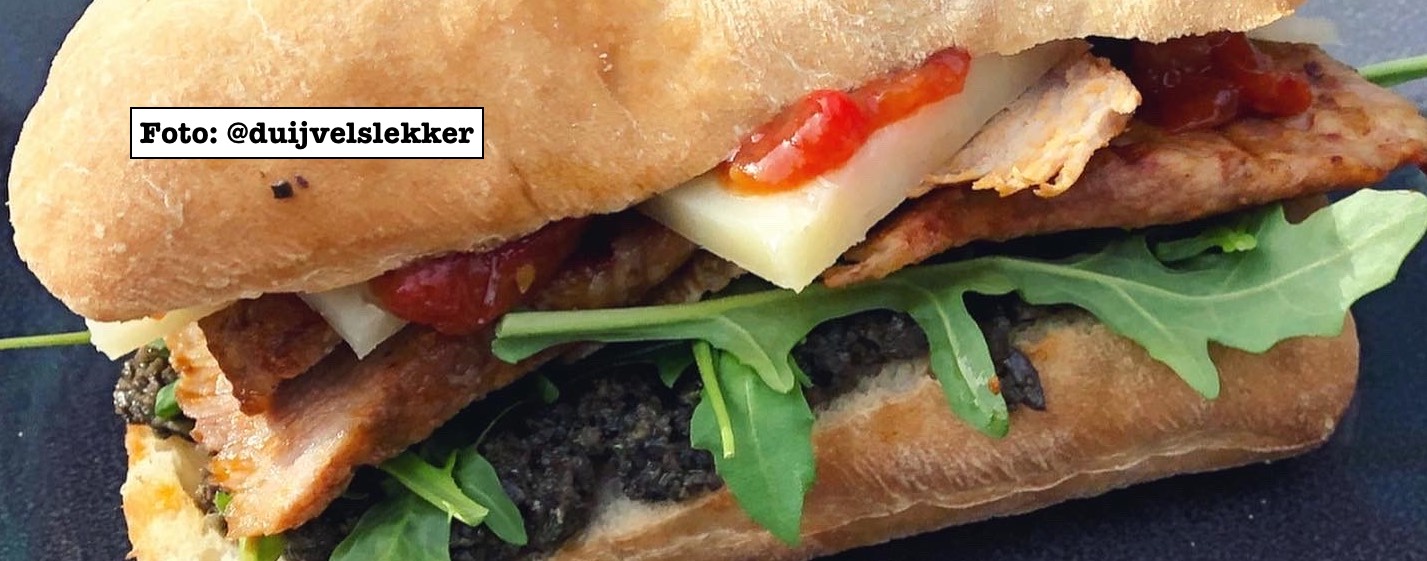 Broodje Secreto met zwarte olijventapenade en Manchego