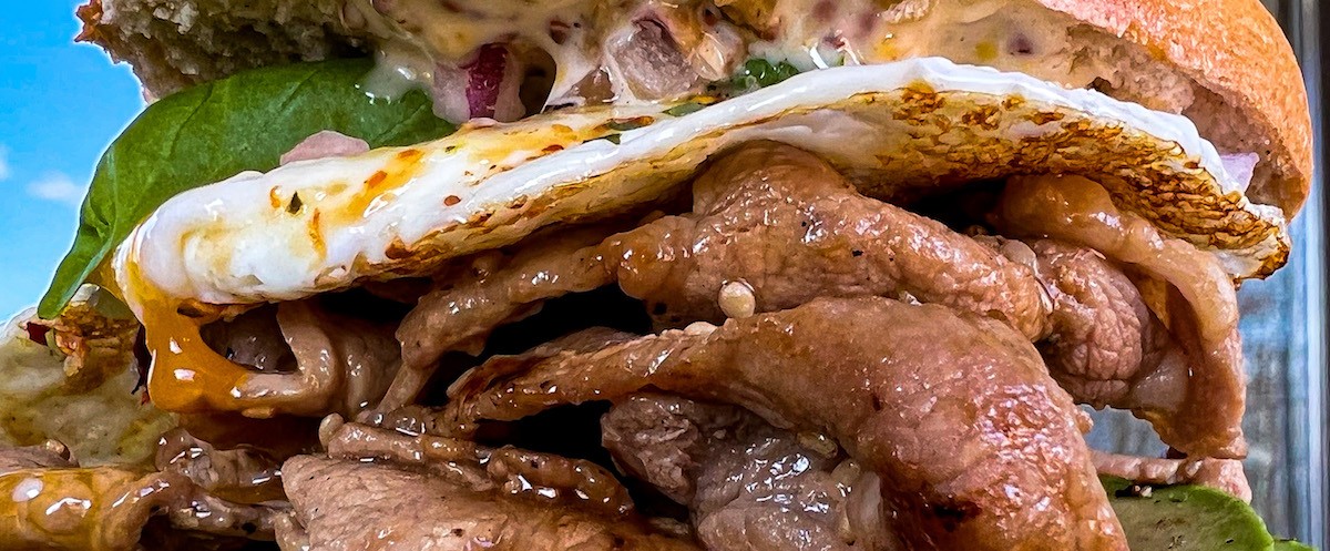 Oosters broodje warm vlees met honing mosterd saus