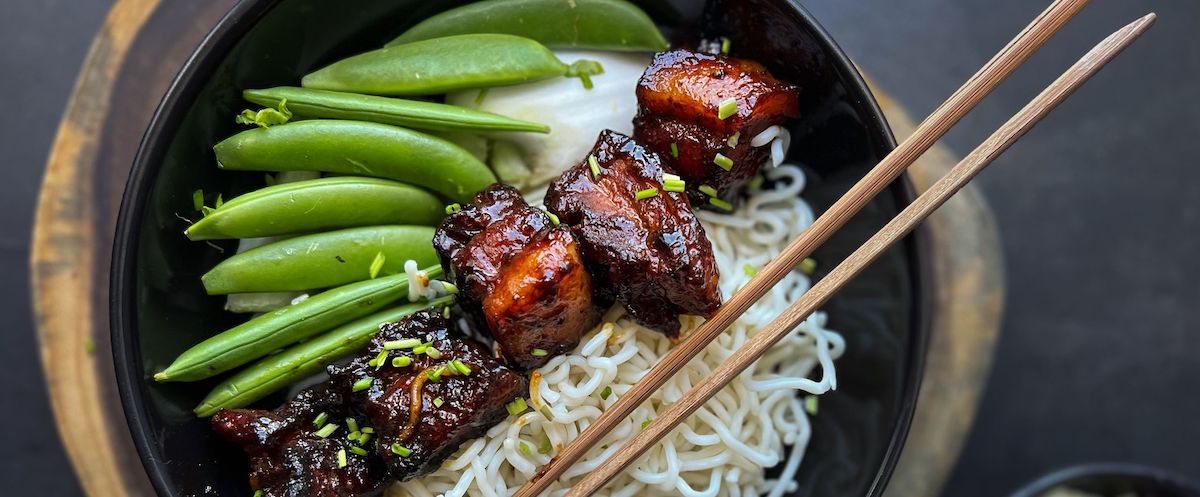 Pork Belly Burnt ends met zwarte bonensaus