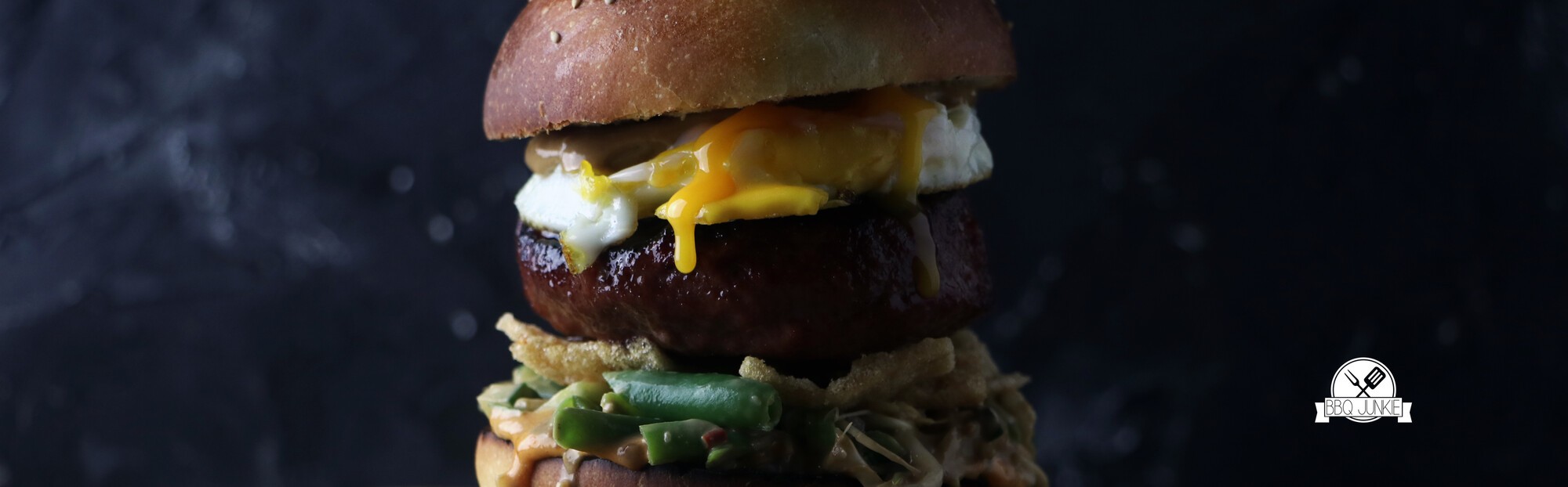 Bumbu Bali Burgers met gado gado en gebakken ei