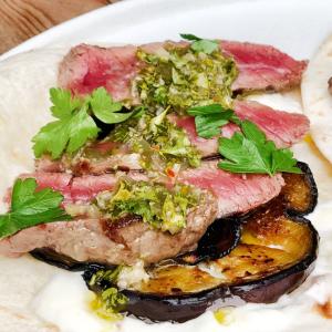 Skirt steak Tortillas met aubergine en kruidenolie
