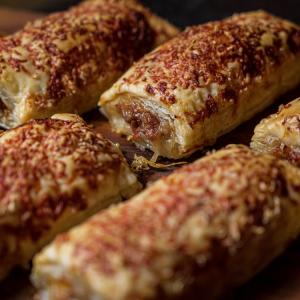 Saucijzenbroodjes met braadworst