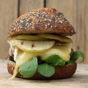 Iberico burger met camembert en gegrilde appel