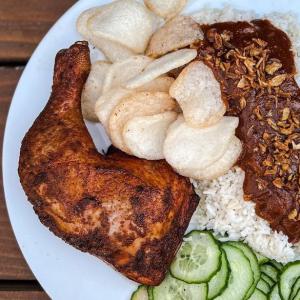 Kippenpoten met homemade spicy pindasaus