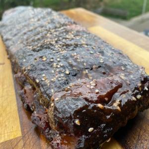 St. Louis ribs met black garlic BBQ sauce