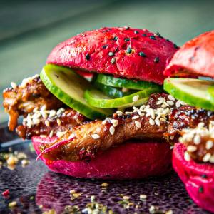 Pork belly met zoetzure komkommer op mini buns