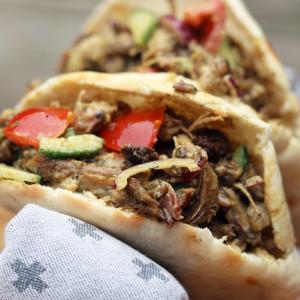 Pulled lamb shoarma op een pita broodje
