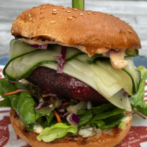 Rode curry burgers met Aziatische koolsalade