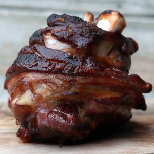 Gepekelde schweinehaxe van de BBQ