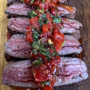 Skirt steak met rode chimichurri
