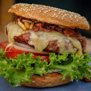 Bagel burger met pulled beef, cheddar en appelkaneel 