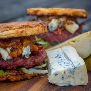 Bacon Blue cheese Wagyu burgers met perenchutney