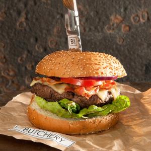 Wagyu burger met cheddar en bacon op een brioche