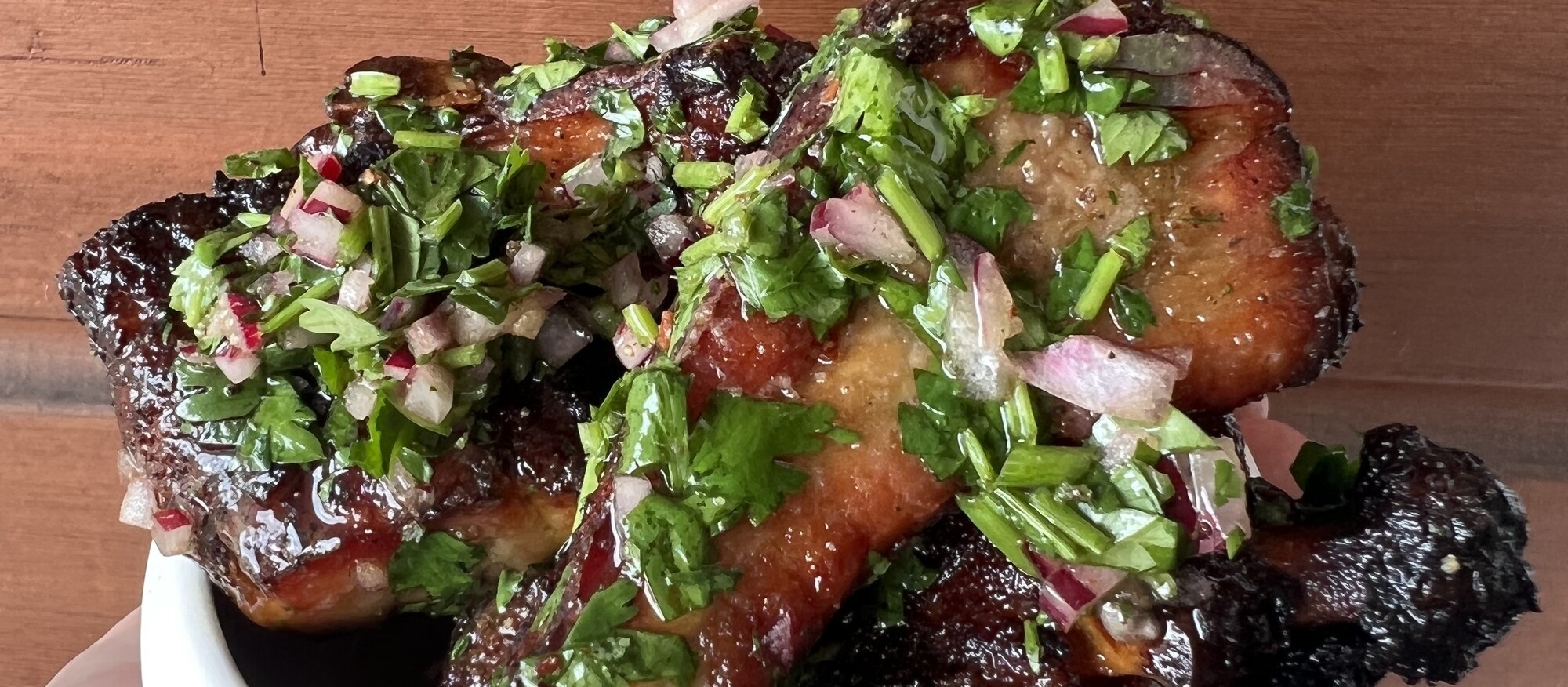 Deep fried spareribs met chimichurri