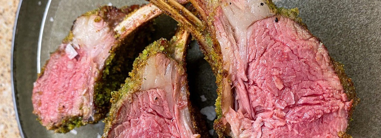 Lamsracks met groene kruidenkorst