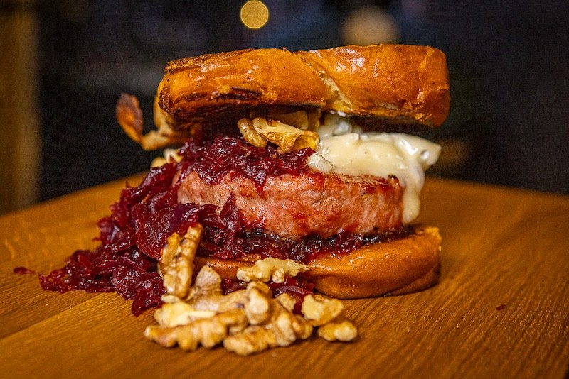 Winter Iberico burger met gorgonzola en rode kool