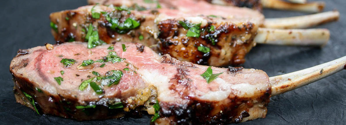 Lamsrack van de BBQ in kruidenmarinade Nieuw-Zeelands Lam