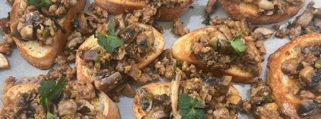 Paddenstoelencrostini met saucijsjes