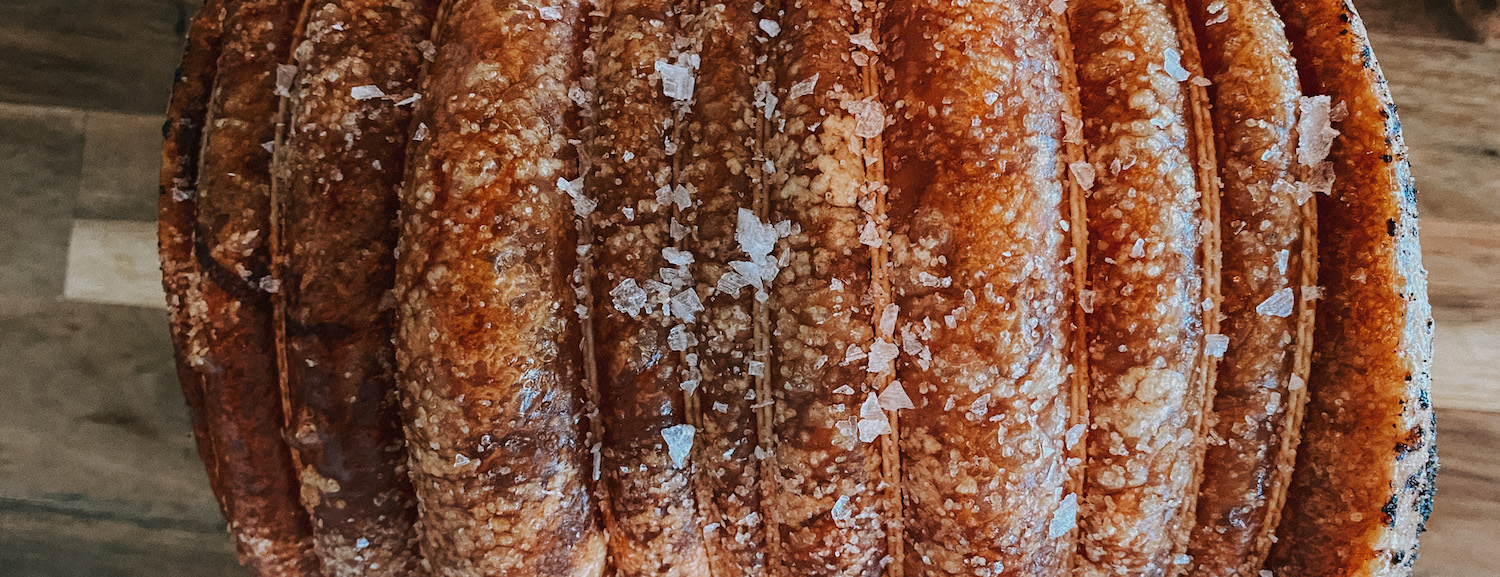 Ovengeroosterde Porchetta met crispy crackling