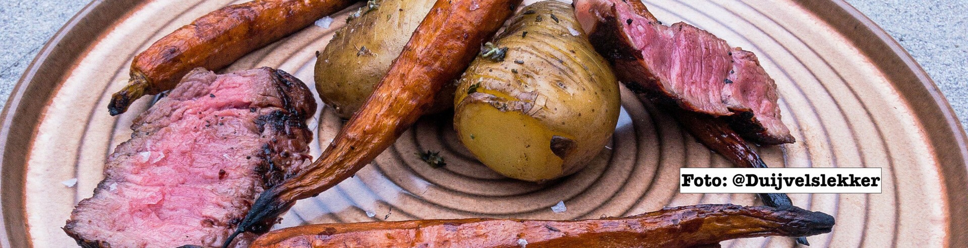 Black angus ribeye hasselback aardappelen en rode port jus