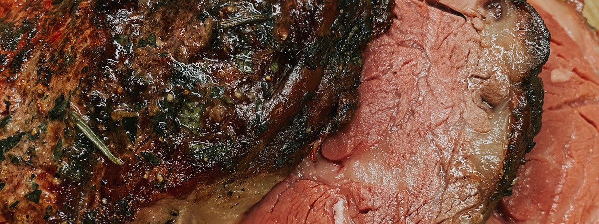 Smoked Prime Rib Roast met kruidenboter