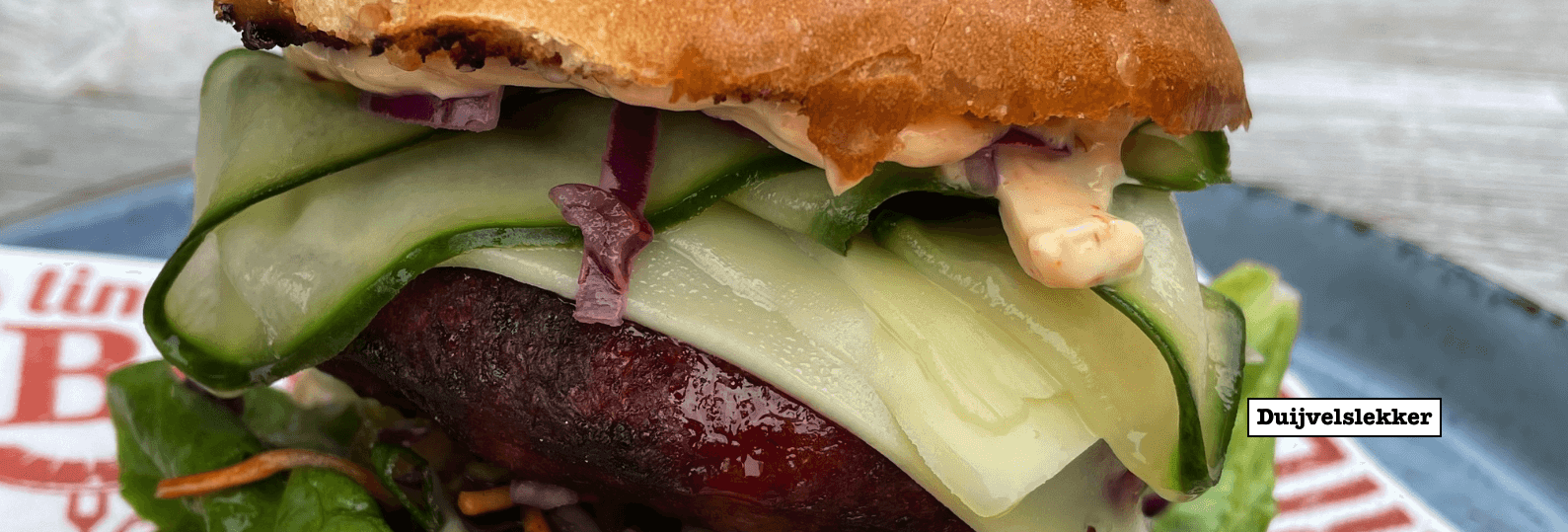 Rode curry burgers met Aziatische koolsalade