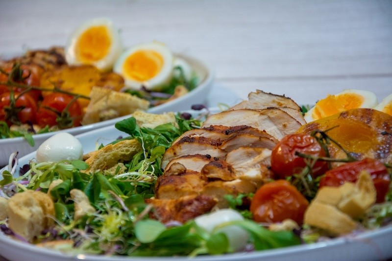 Salade met kipfilet, perzik en mozzarella