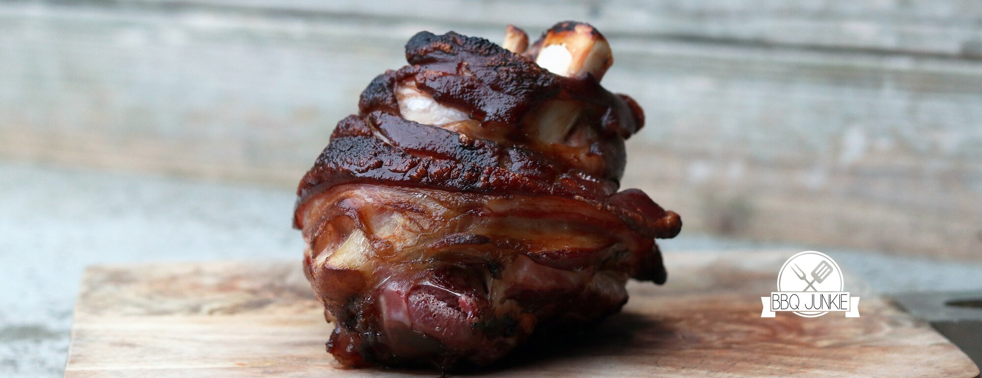 Gepekelde schweinehaxe van de BBQ