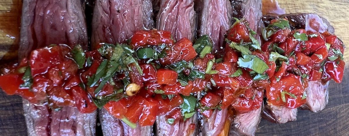 Skirt steak met rode chimichurri