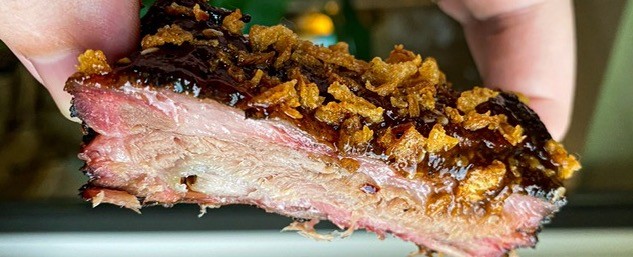 St. Louis ribs met black garlic BBQ sauce