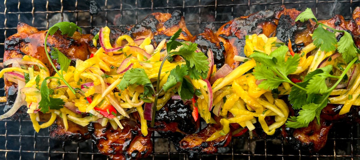 Sticky Thai BBQ chicken met mango salade
