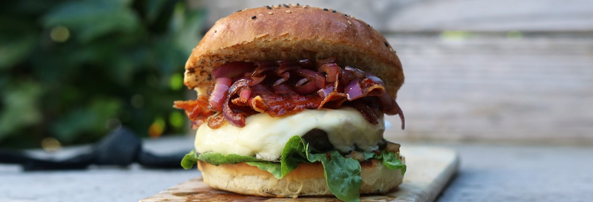 Wagyu Burgers met truffelmayo, Emmentaler en gekarameliseerde ui