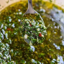 BBQ ribeye met salsa verde